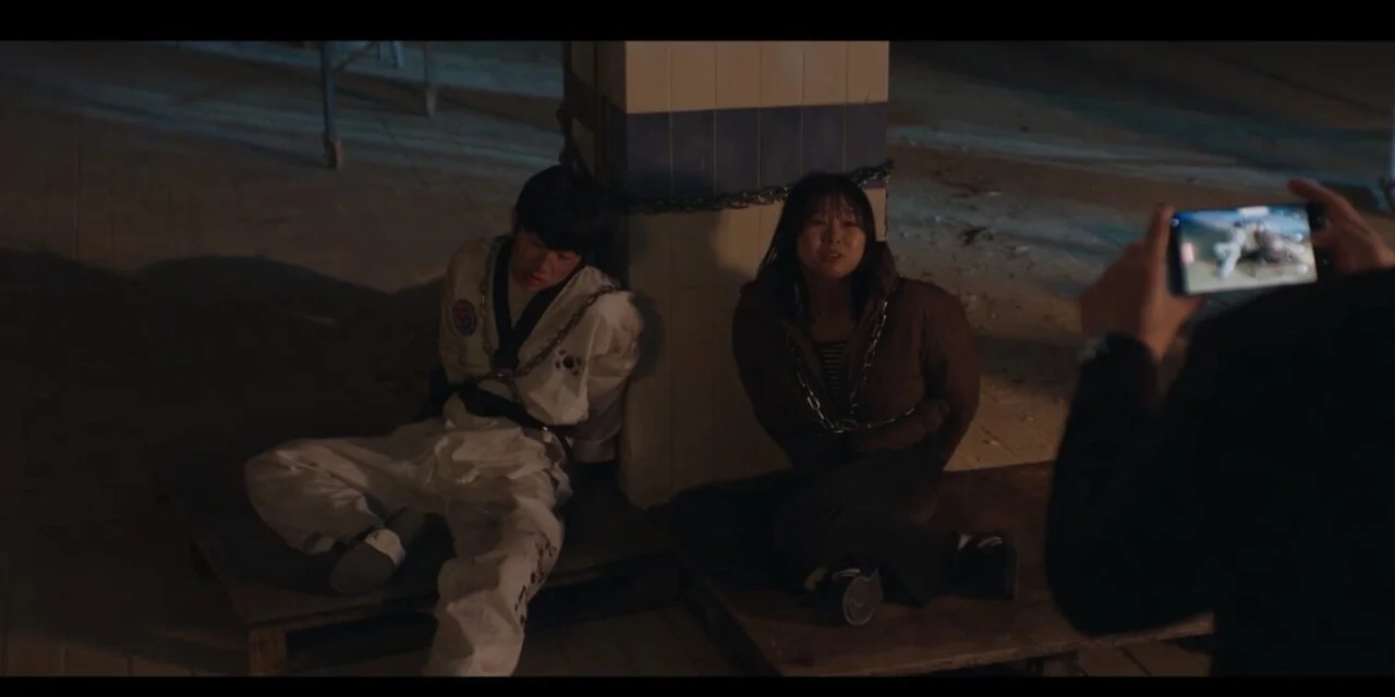 Cena do trailer da série Agente Kim exibindo a operação de resgate.