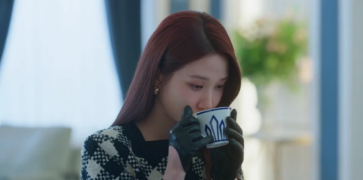 Cheon Yeo Ri usando luvas durante sua rotina no dorama.