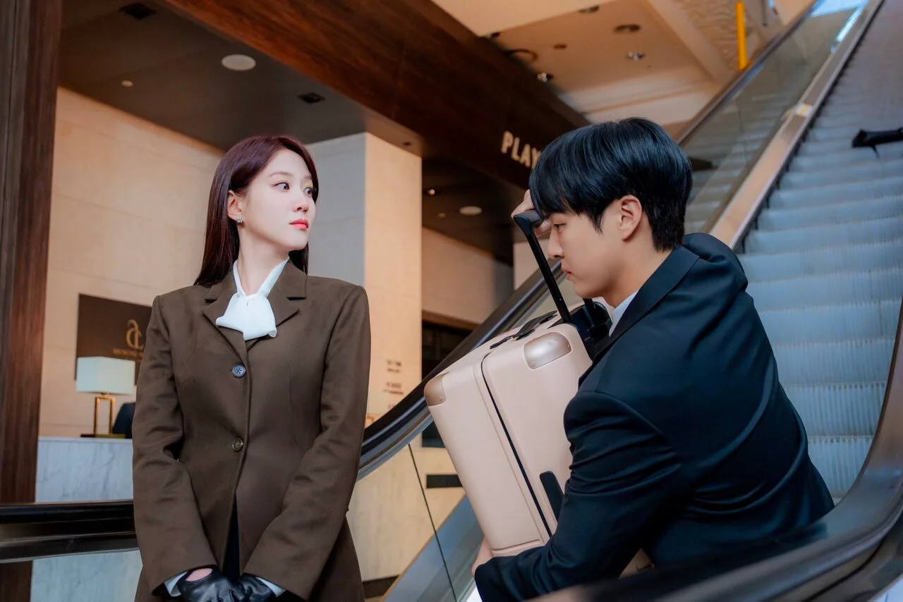 Cheon Yeo-ri com expressão contida em cena dos primeiros episódios da série.