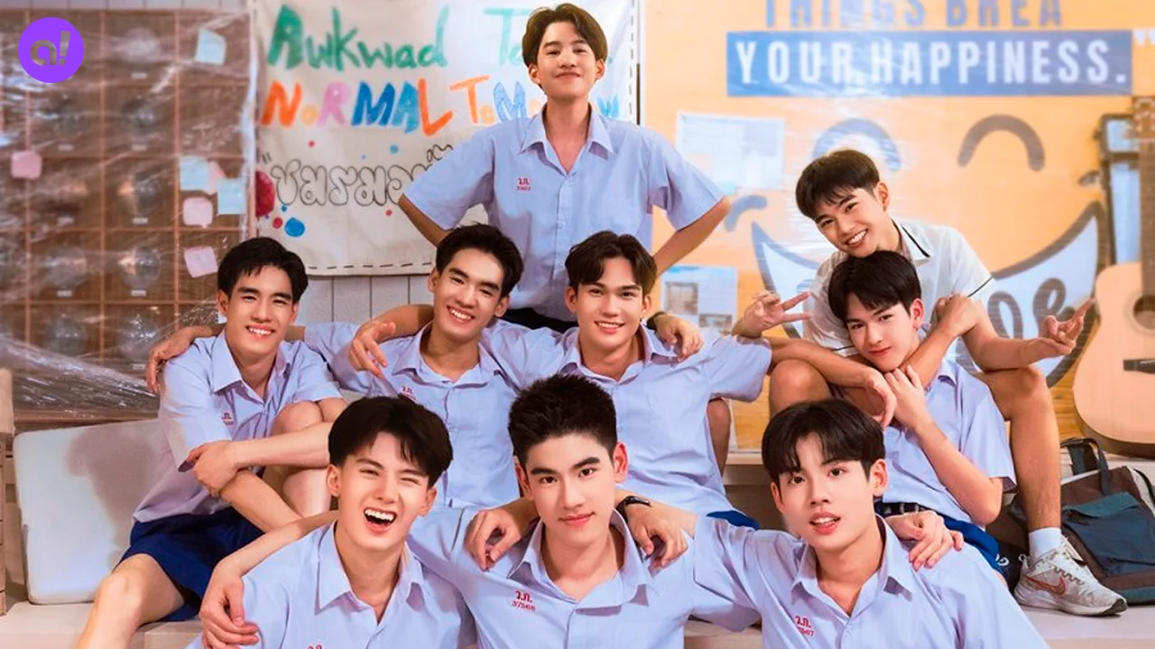 Atores caracterizados como estudantes no dorama tailandês Class Crush Crisis.
