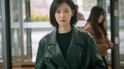 Kim Ji-won caracterizada como a personagem Gye Su-jeong no dorama DoctorX.