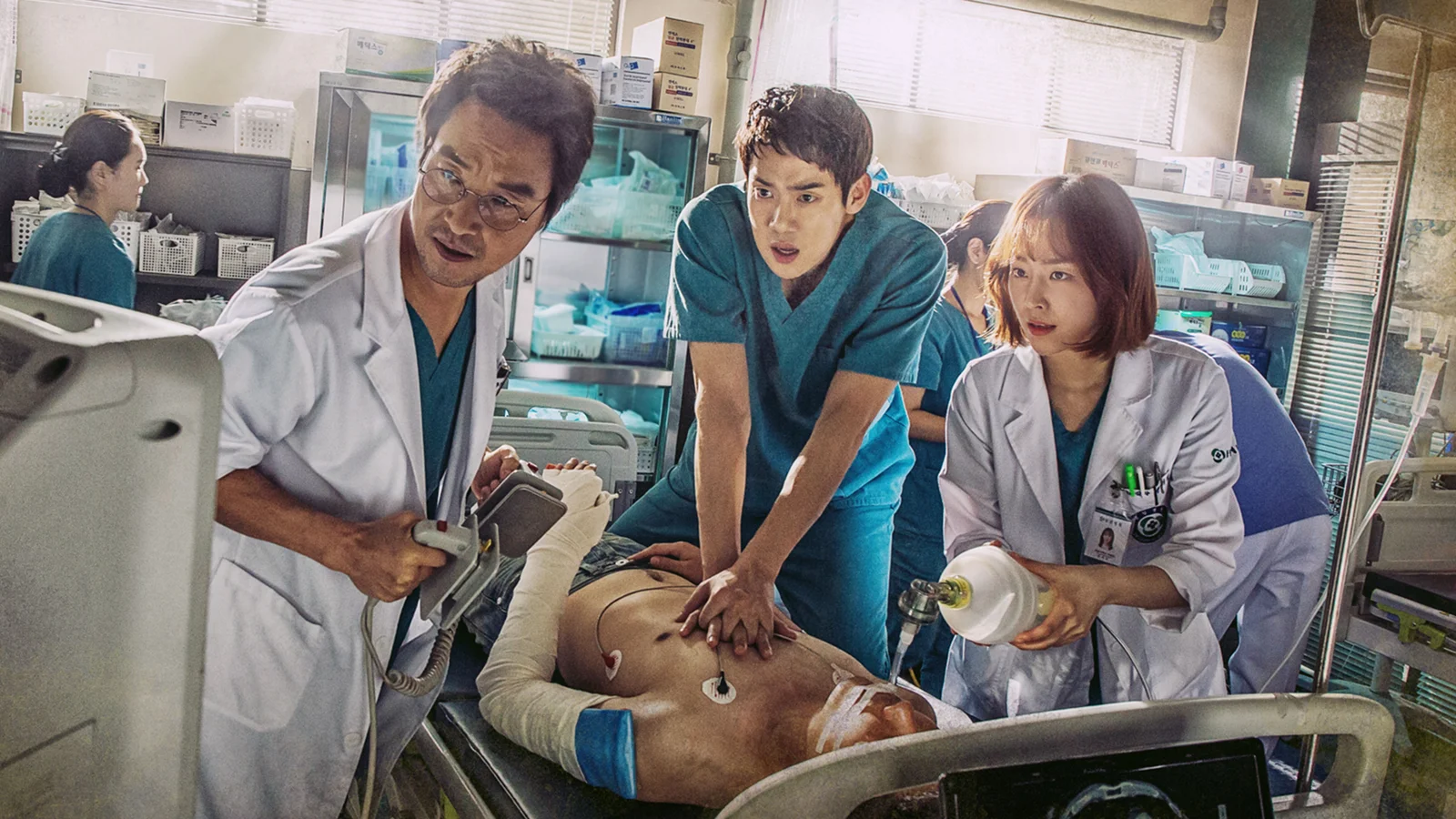 Equipe médica realizando um atendimento de emergência no dorama Dr. Romântico.