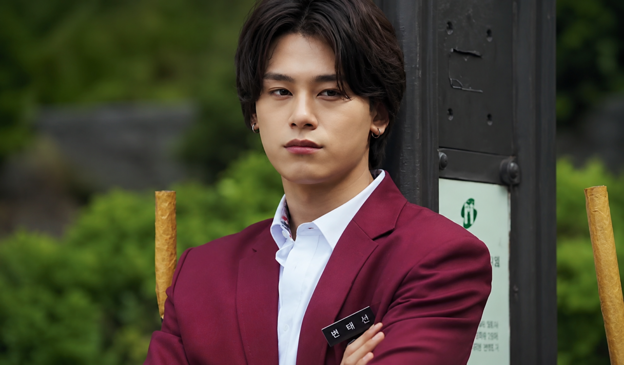 Cha Woo Min usando uniforme escolar no papel de Byeon Tae Seon.