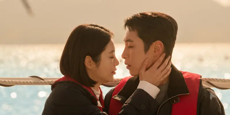 Personagens Do Ji-ui e Yuk Ha-ri em cena do episódio final de Doutor à Beira do Amor.
