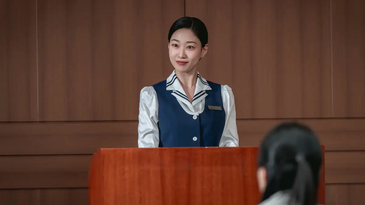 Ha Yoon Kyung com roupas coloridas e penteado dos anos 1990 no dorama Hong, a Infiltrada.