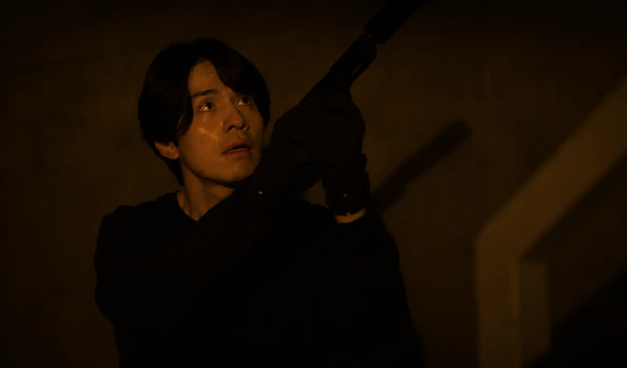 Cena de flashback mostrando Jeong Jin Man com equipamento tático militar.