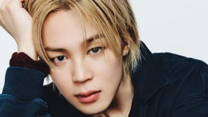 O cantor Jimin em imagem promocional para o álbum MUSE, com olhar direto e figurino escuro