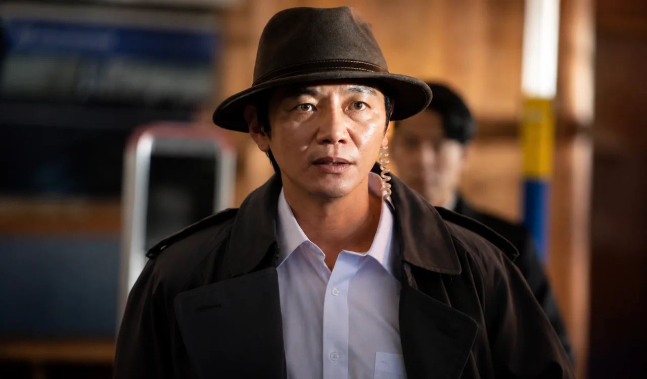 O diretor Kang Guk Cheol demonstrando autoridade na Diretoria de Missões Especiais.