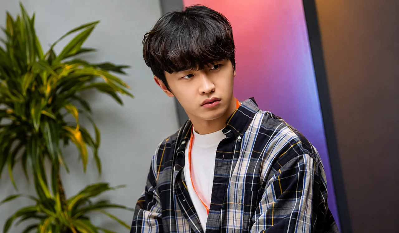 Kim Do Wan caracterizado como o desenvolvedor Kim Yong San no dorama Start-Up.