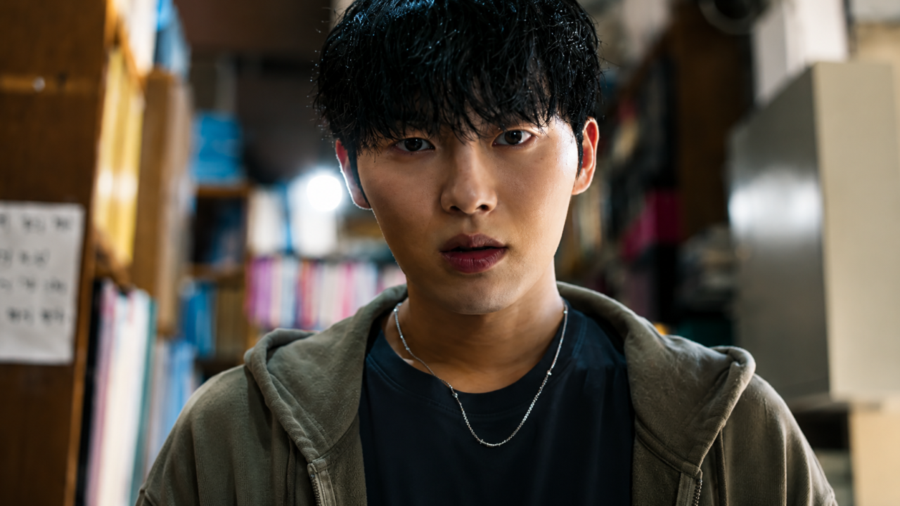 O personagem Lee Kang com um olhar calculista em cena do dorama Notas da Última Fila.