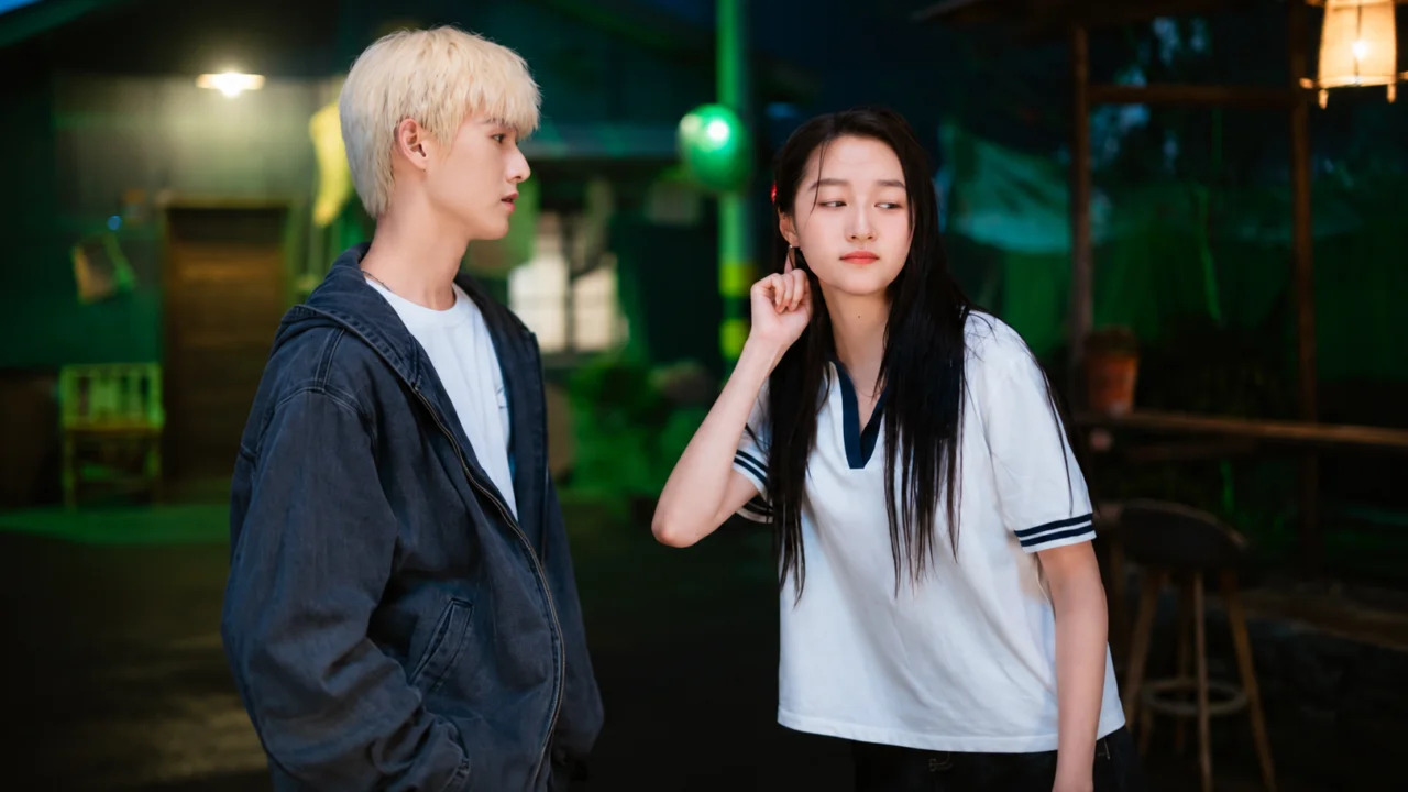 Personagens Qing Ye e Xing Wu sorrindo em cena do dorama Luz na Sua Vida.