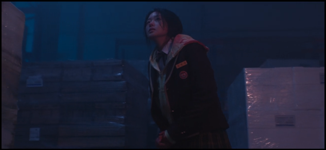Cena de Kim Min Ji trancada em isolamento com ferimentos superficiais na série.