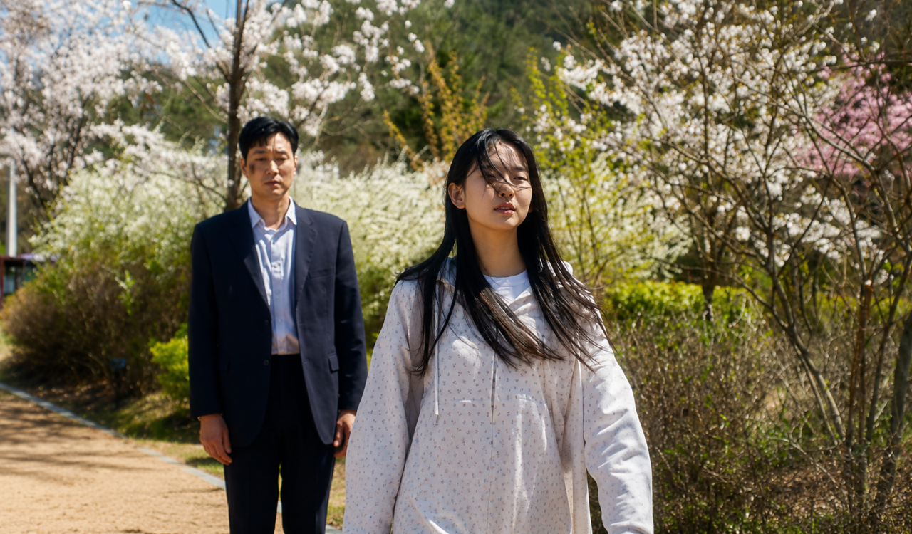 Agent Kim and Minji during their reunion at the columbarium.