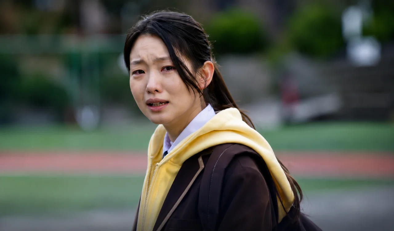 A personagem Kim Min Ji em cena de tensão no ambiente escolar.