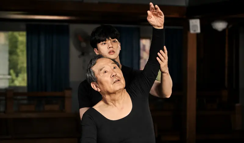 Song Kang caracterizado como bailarino no dorama Navillera.