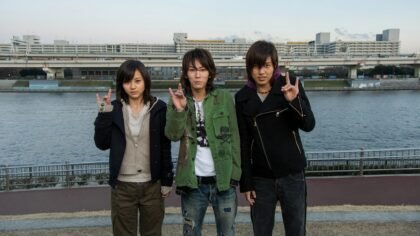 Os atores Kazuya Kamenashi, Tomohisa Yamashita e Maki Horikita caracterizados com uniformes escolares em cena de O Projeto Nobuta