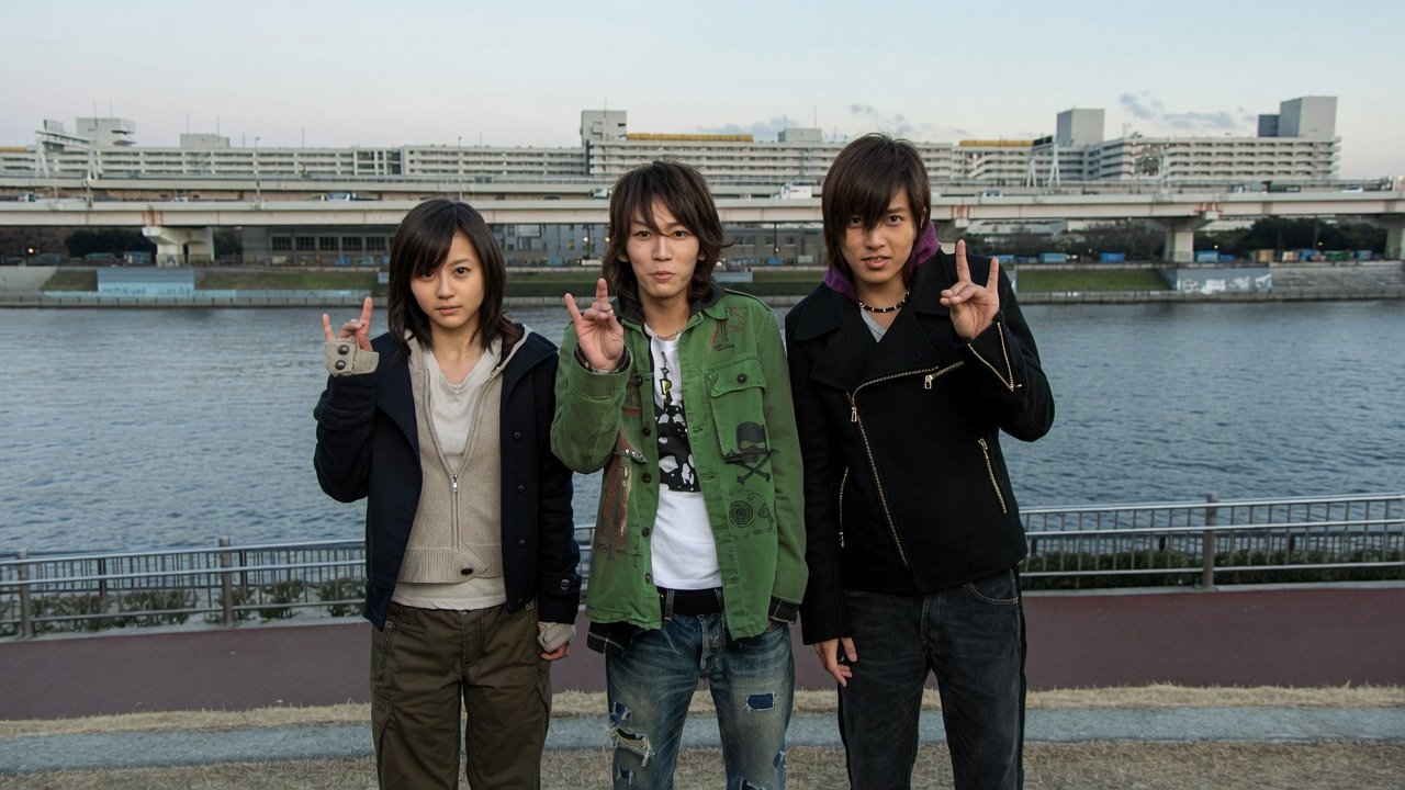 Os atores Kazuya Kamenashi, Tomohisa Yamashita e Maki Horikita caracterizados com uniformes escolares em cena de O Projeto Nobuta