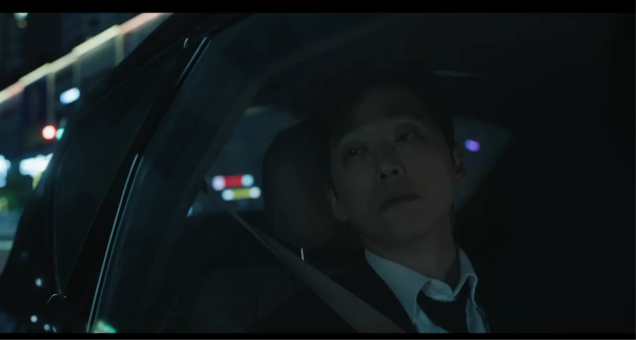 Ator Namgoong Min ferido e confuso durante cena na rua em O Marido.