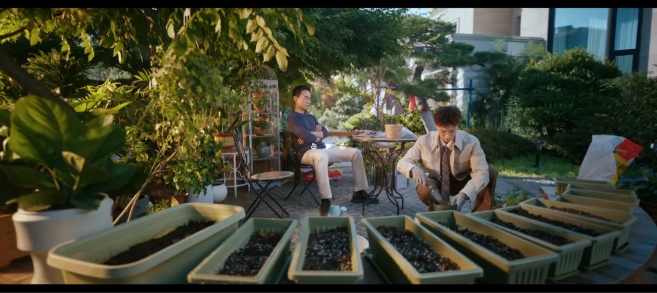 Personagens Qing Ye e Xing Wu conversando com expressões tranquilas em cena do dorama.