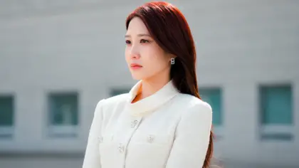 A atriz Park Eun Bin com expressão triste e solitária no dorama Assustadoramente Apaixonados.