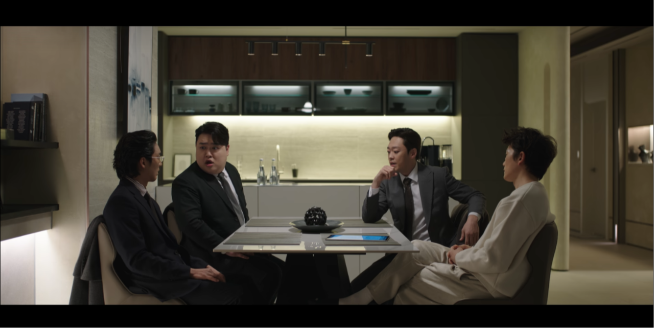 gupo reunido em cena de The Apartment Job