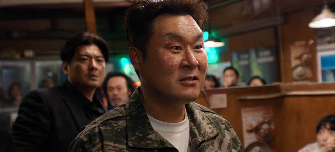 Yoon Kyung Ho como Park Jin Cheol discutindo em um restaurante.