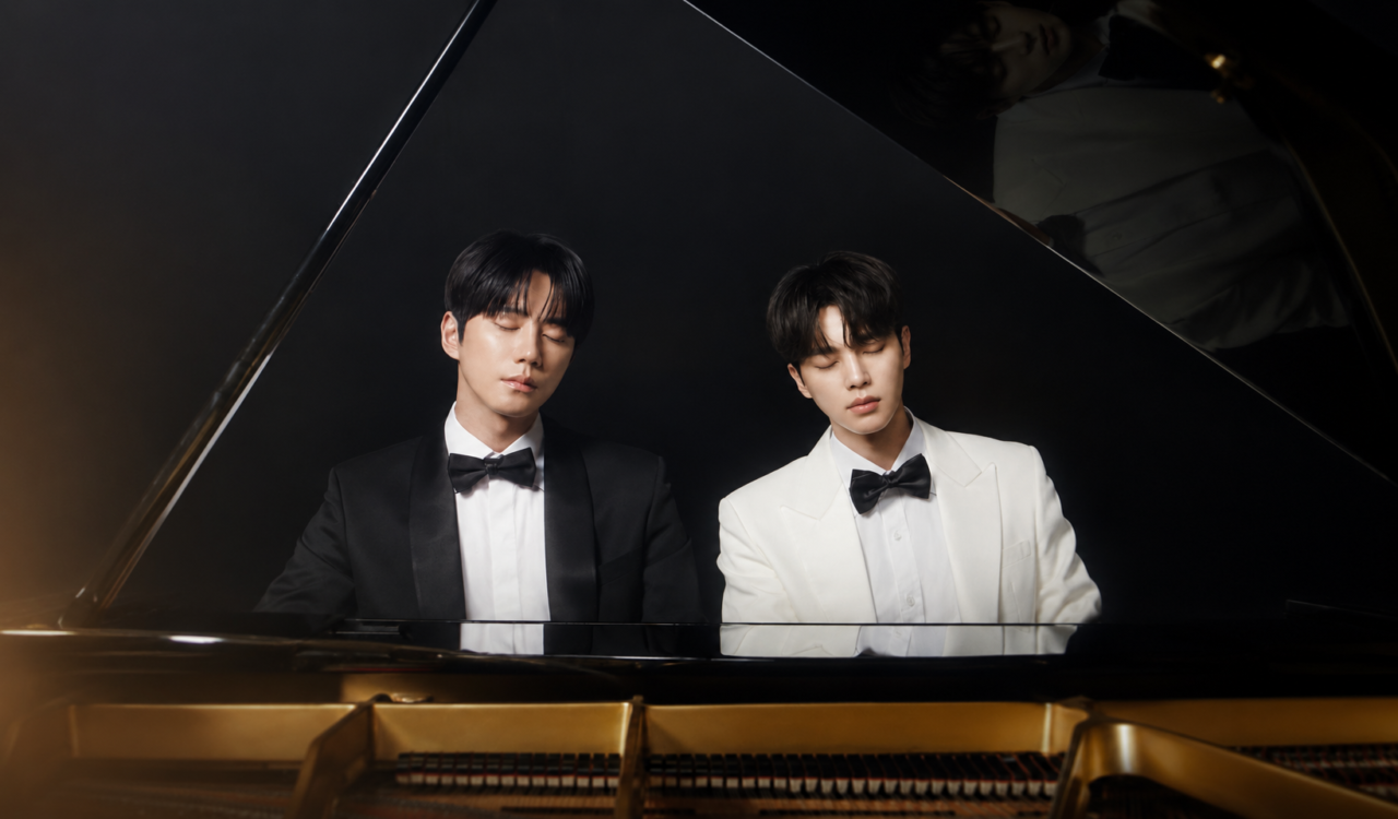 Atores Song Kang e Lee Jun Young caracterizados nas imagens oficiais de Quatro Mãos, Duas Sonatas.