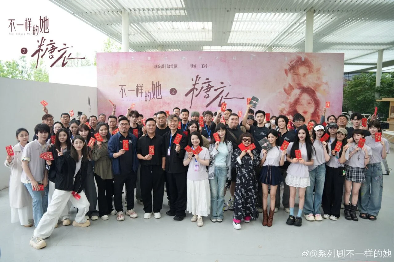 Yu Yin e Ke Chun caracterizados como os personagens Ding Dang e Chen Aming.