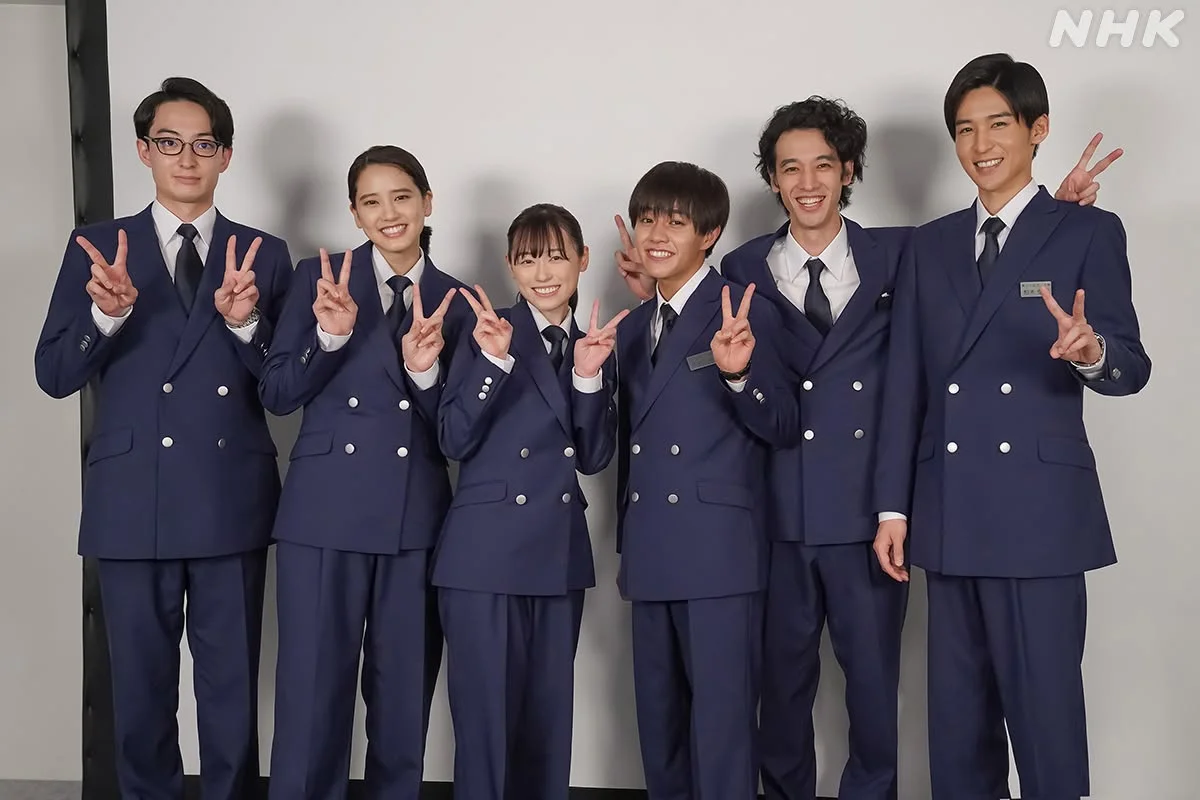 Haruka Fukuhara e Ren Meguro caracterizados como estudantes de aviação na série.