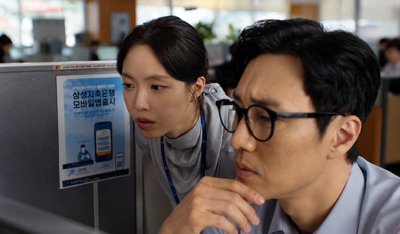  Son Na Eun e So Ji Sub interagindo casualmente como colegas de escritório.
