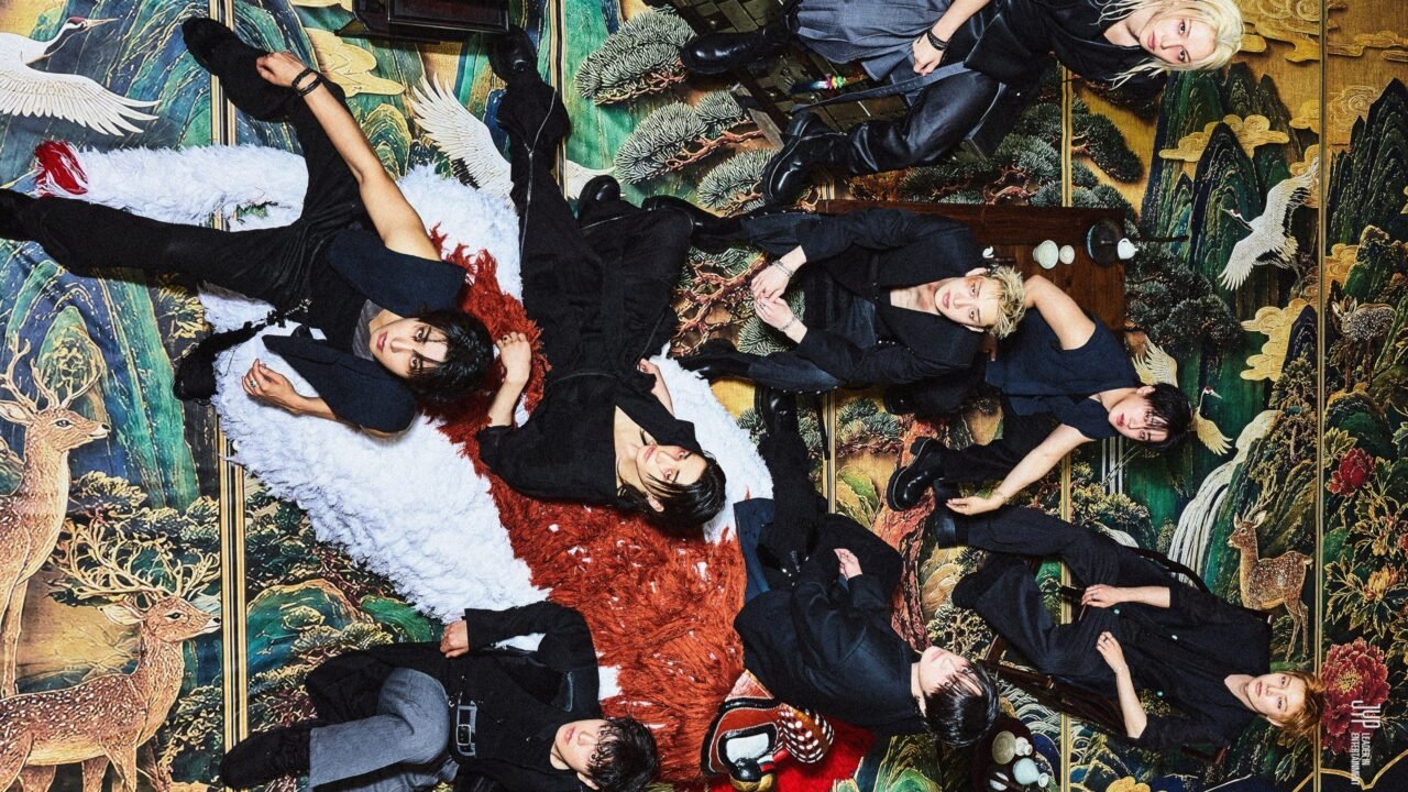 Os oito integrantes do Stray Kids posando para foto promocional com figurinos coordenados