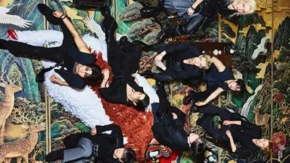 Os oito integrantes do Stray Kids posando para foto promocional com figurinos coordenados