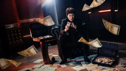 Ator Ji Sung com expressão séria caracterizado como Park Hae Kang no dorama The Apartment Job.