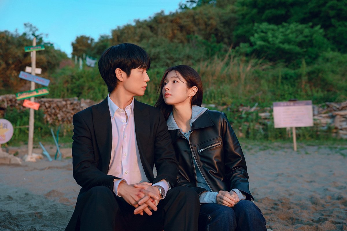 Jung Hae In e Ha Young em cena da comédia romântica Um Grude de Amor.