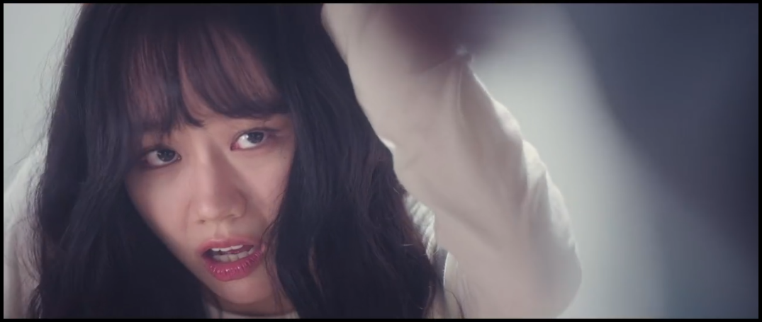  Lee Hyeri abaixada tentando se esconder sob uma mesa na série.