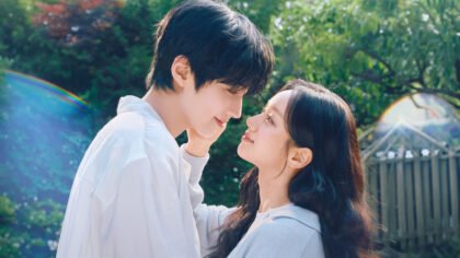 Atores Hwang In Yeop e Lee Hye Ri caracterizados como Woo Soo Bin e Joo Yi Jae no dorama Um Sonho Até Você.