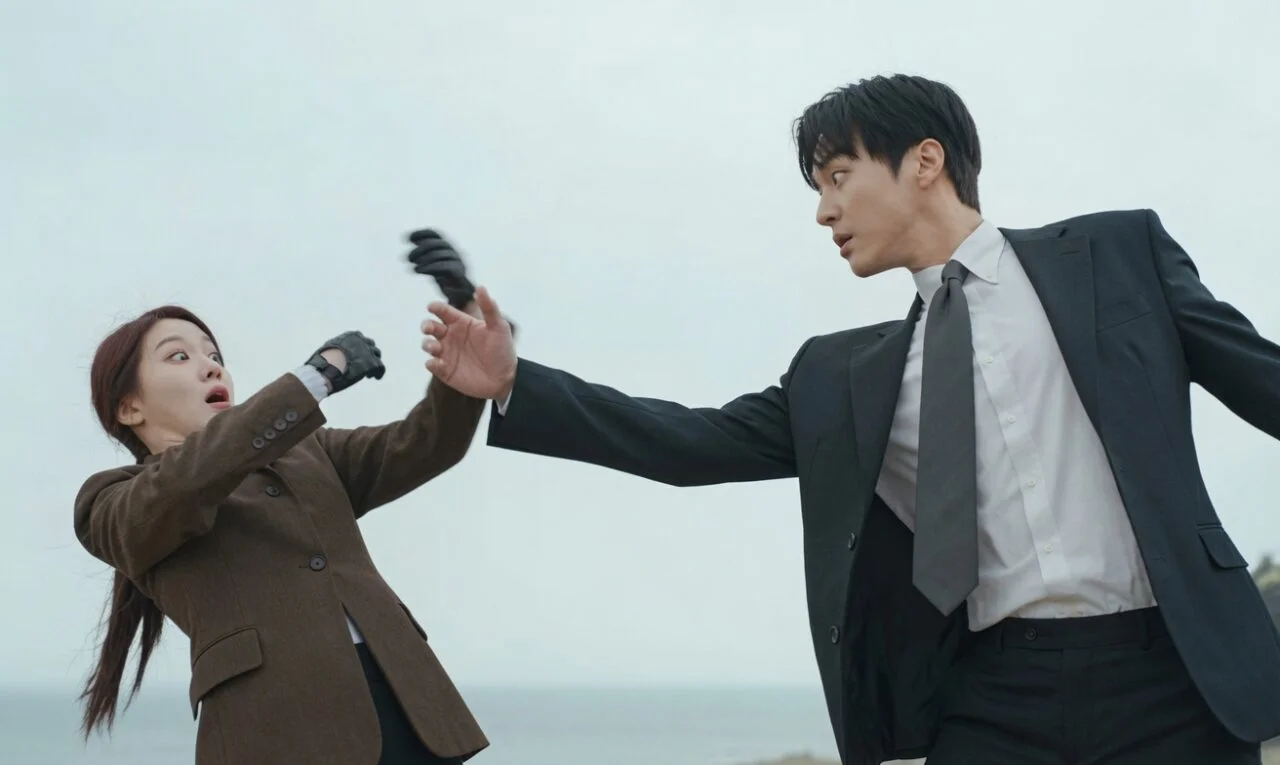 Yeo-ri e Kang-wook lado a lado durante investigação nos episódios iniciais da série.