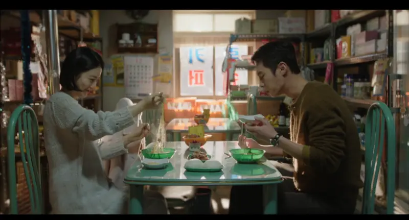 Yook Ha-ri e Do Ji-ui conversando durante o episódio 11 de Doutor à Beira do Amor.