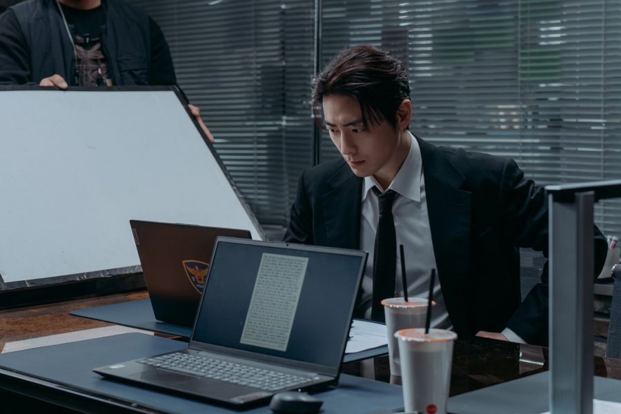 O ator Lee Jun Hyuk caracterizado como detetive no dorama A Arte de Sarah.