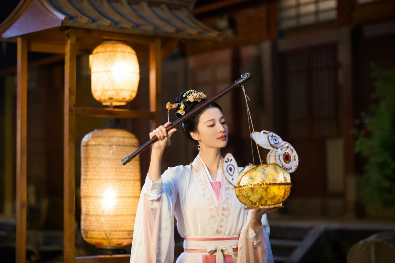 Wang Churan caracterizada com trajes históricos no dorama A Pessoa Prometida.