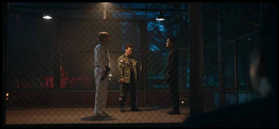 O trio central em posição defensiva durante um conflito armado.