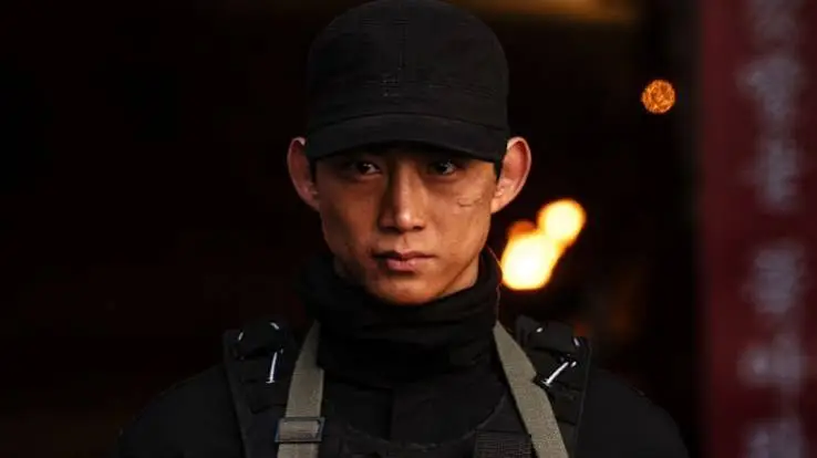Ator Taecyeon com expressão séria interpretando o agente Park Yeong Gwang no dorama.