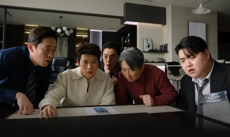 Ji Sung interpretando Park Hae Gang e Hwang Hee como o técnico Je Gil em The Apartment Job.