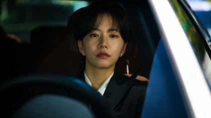 A atriz Lee Seol caracterizada como Go Se Yoon, com expressão reflexiva e olhar distante, refletindo a dualidade da personagem na trama.