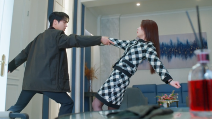 Os Atores Park Eun Bin e Yang Se Jong em cena do dorama Assustadoramente Apaixonados.