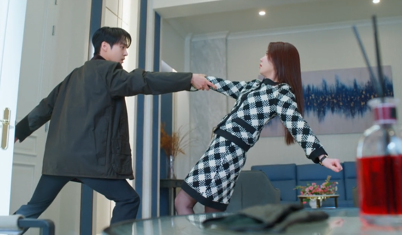 Os Atores Park Eun Bin e Yang Se Jong em cena do dorama Assustadoramente Apaixonados.