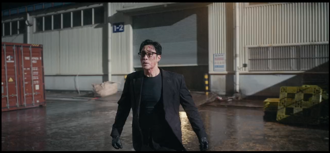 So Ji Sub gritando na chuva enquanto procura a filha nos contêineres.