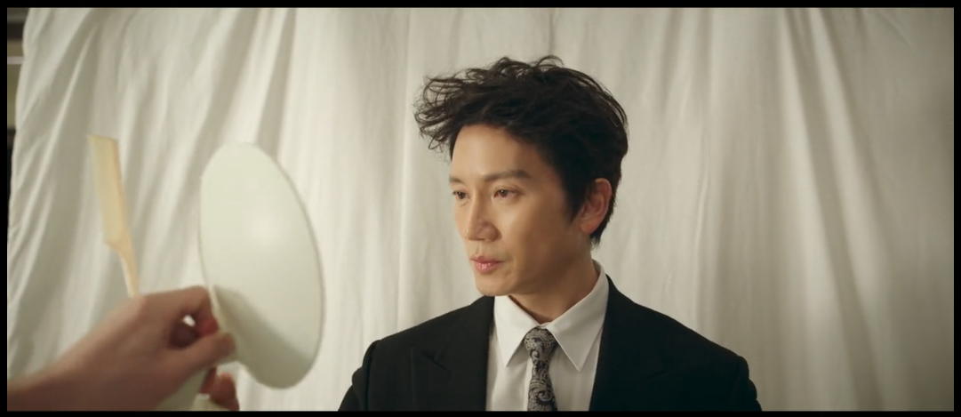 Park Hae Gang vestido de forma formal como candidato.