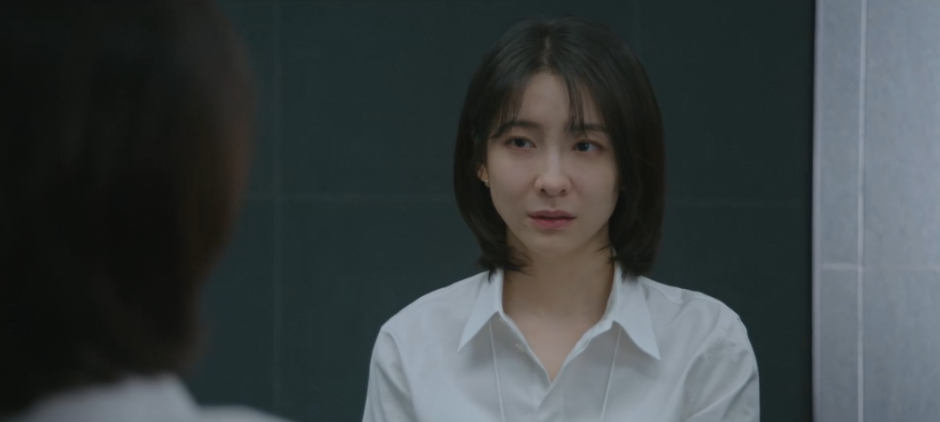 Cha Ji Yoon refletindo sobre a sua relação com Si Woo.