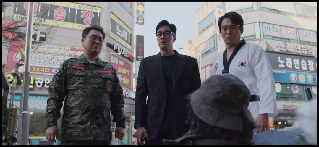 Protagonistas usando seus trajes.